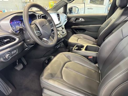 New 2026 Chrysler Pacifica Select image 23