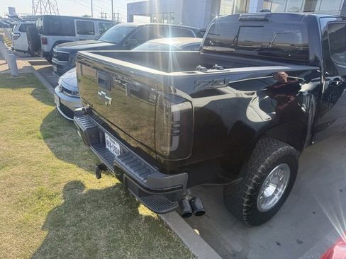 Used 2019 Chevrolet Colorado Z71 w/ Z71 Midnight Edition image 4