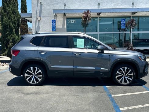 Used 2023 Volkswagen Taos SE w/ Panoramic Sunroof Package FWD image 3