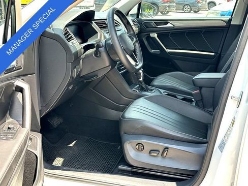 Used 2022 Volkswagen Tiguan SE w/ Panoramic Sunroof Package FWD image 10