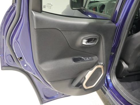 Used 2017 Jeep Renegade Latitude FWD image 20