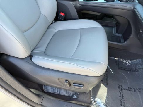 Used 2025 Toyota Sienna XLE FWD image 32