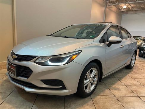 Used 2017 Chevrolet Cruze LT image 2