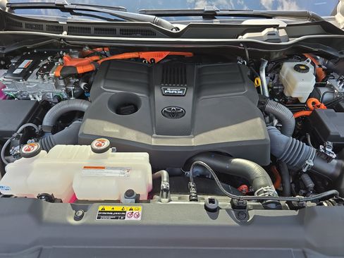 Used 2024 Toyota Sequoia Platinum AWD/4WD image 31