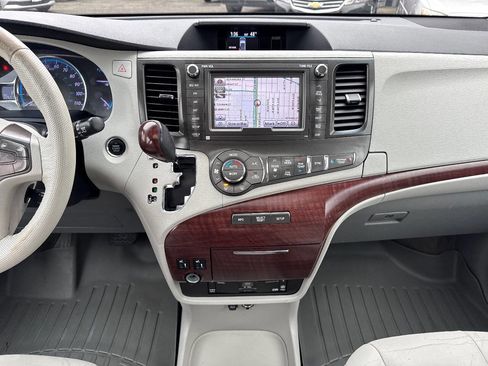 Used 2013 Toyota Sienna XLE image 26