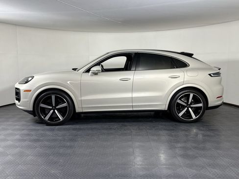 Certified 2025 Porsche Cayenne Turbo AWD/4WD image 2