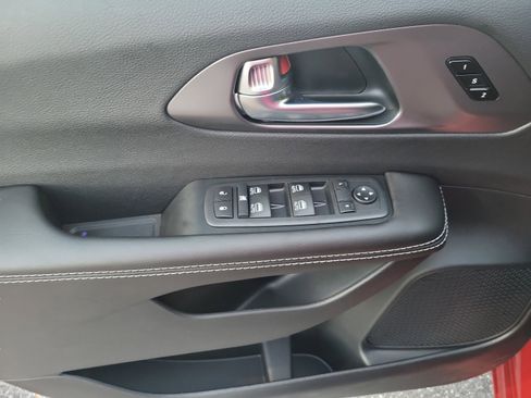 New 2026 Chrysler Pacifica Select FWD image 32