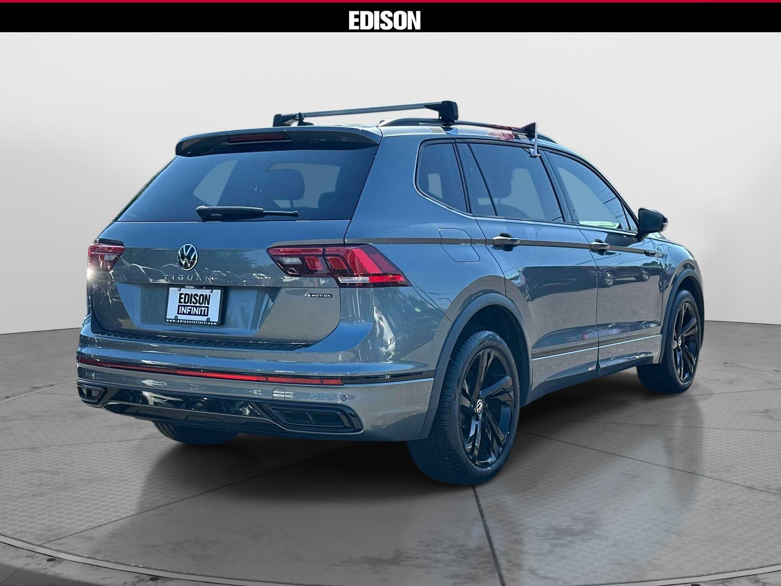 Used 2023 Volkswagen Tiguan SE R-Line AWD/4WD image 4