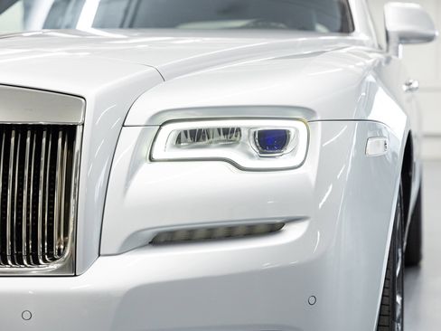 Used 2017 Rolls-Royce Dawn RWD image 6