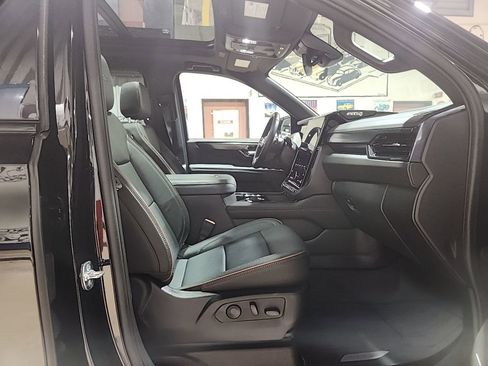 Used 2025 GMC Yukon XL AT4 image 7