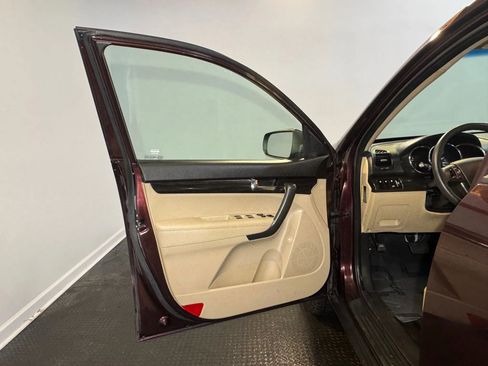 Used 2012 Kia Sorento LX image 7
