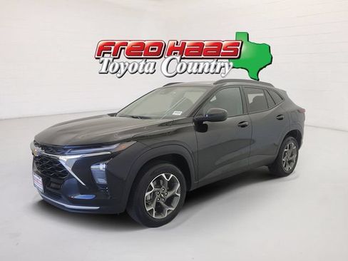 Used 2025 Chevrolet Trax LT w/ LT Convenience Package FWD image 1
