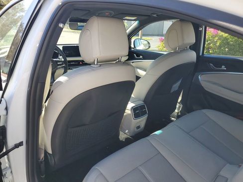 Used 2025 Genesis G70 2.5T image 19