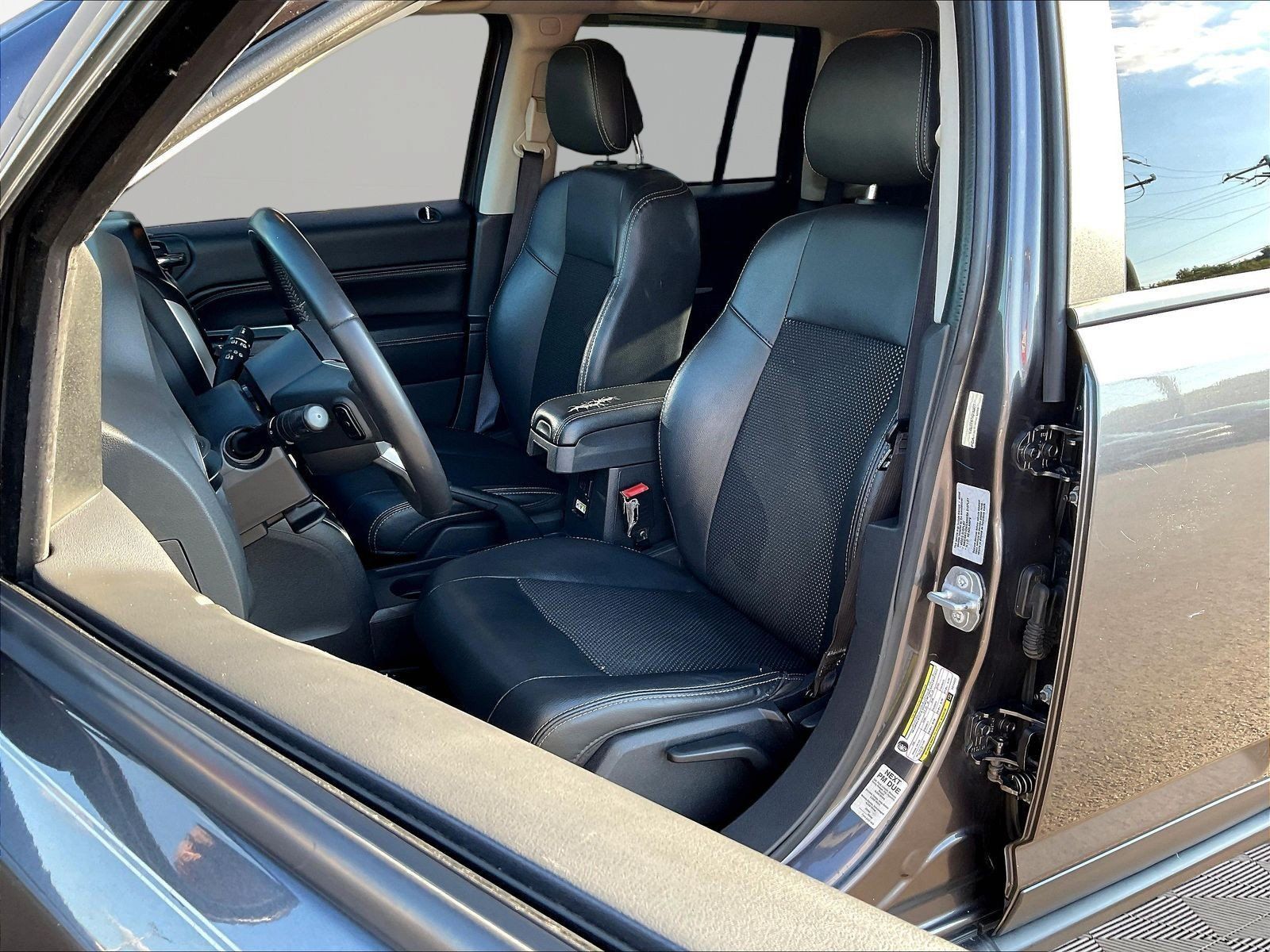Used 2017 Jeep Compass Latitude AWD/4WD image 21