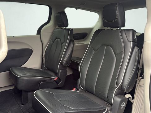 Used 2023 Chrysler Pacifica Limited w/ Uconnect Theater Family Group image 23