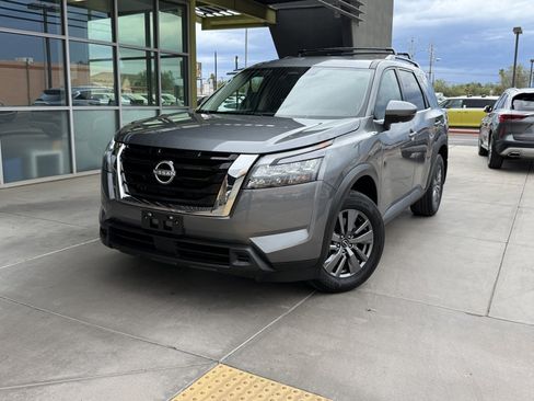 Used 2025 Nissan Pathfinder SV FWD image 2