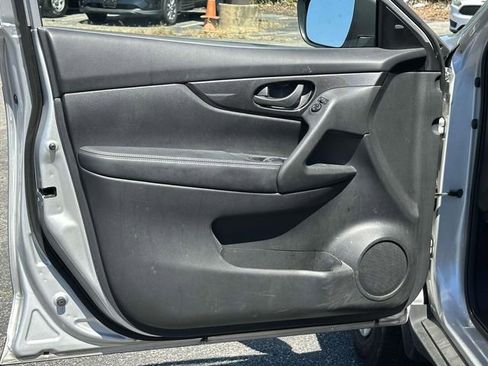 Used 2019 Nissan Rogue S image 8