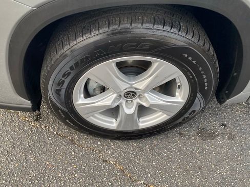 Used 2023 Toyota Highlander LE image 18