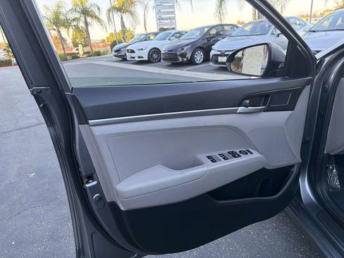 Used 2019 Hyundai Elantra SE image 22