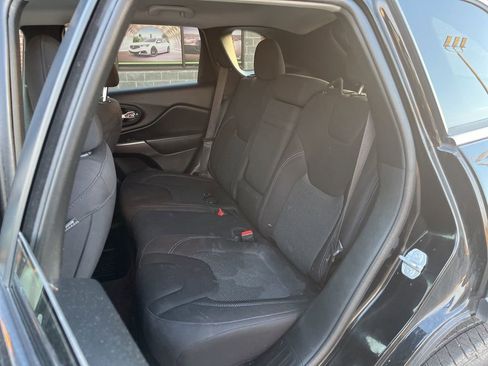 Used 2019 Jeep Cherokee Latitude w/ Popular Appearance Group image 21