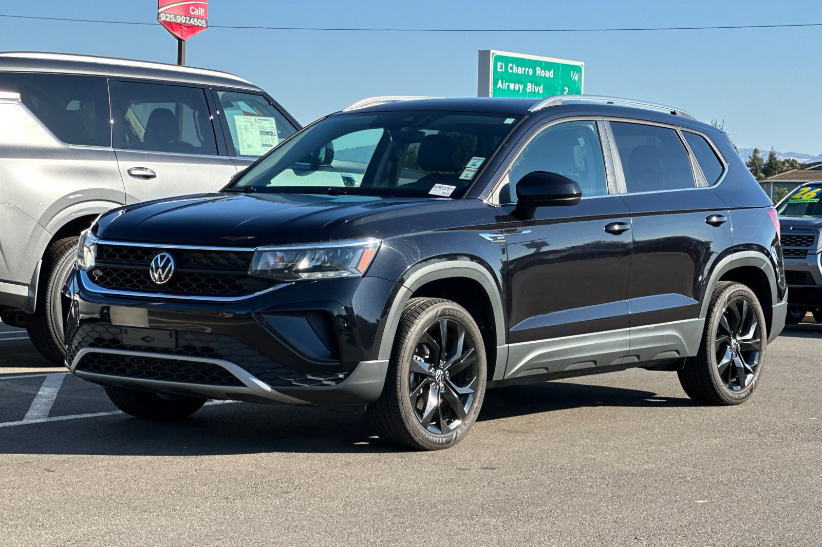 Used 2023 Volkswagen Taos SE w/ Panoramic Sunroof Package FWD image 8