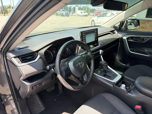 Used 2019 Toyota RAV4 LE FWD image 4