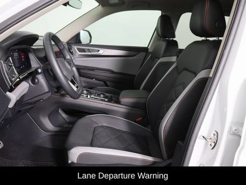Used 2025 Volkswagen Atlas Peak Edition SE AWD/4WD image 14