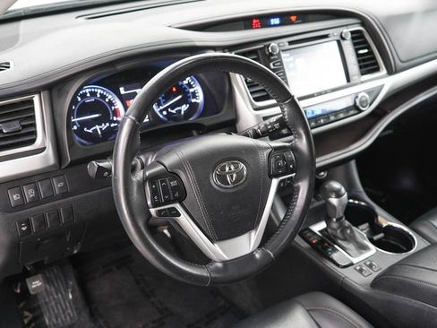 Used 2019 Toyota Highlander XLE AWD/4WD image 21