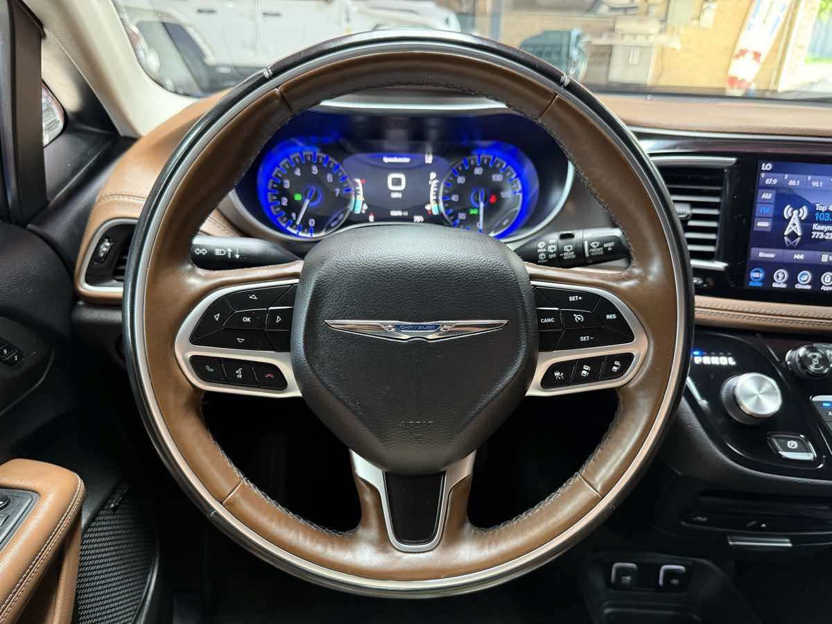 Used 2018 Chrysler Pacifica Limited w/ Tire & Wheel Group FWD image 12