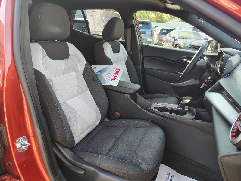 Used 2024 Chevrolet Trax RS w/ Sunroof Package FWD image 41
