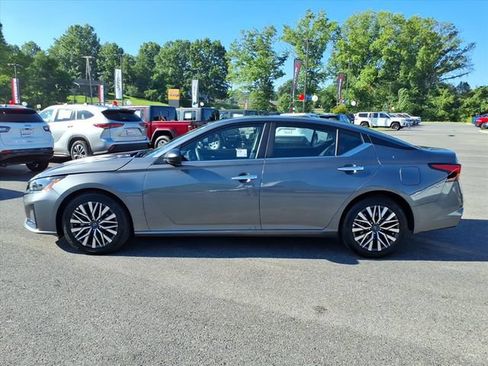 Used 2025 Nissan Altima 2.5 SV FWD image 11
