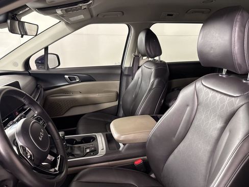 Used 2025 Kia Carnival image 24