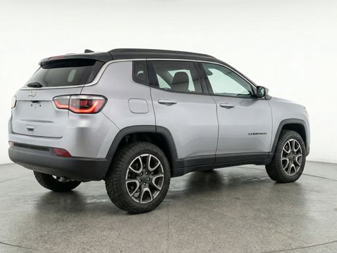 Used 2025 Jeep Compass Trailhawk image 9