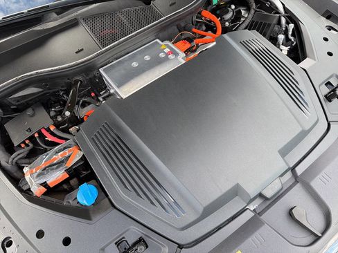 Used 2019 Audi e-tron Premium Plus image 18