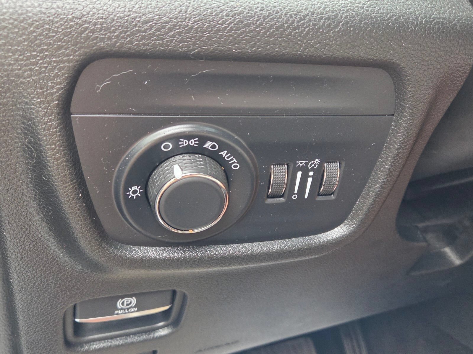 Used 2025 Jeep Grand Cherokee Altitude AWD/4WD image 28