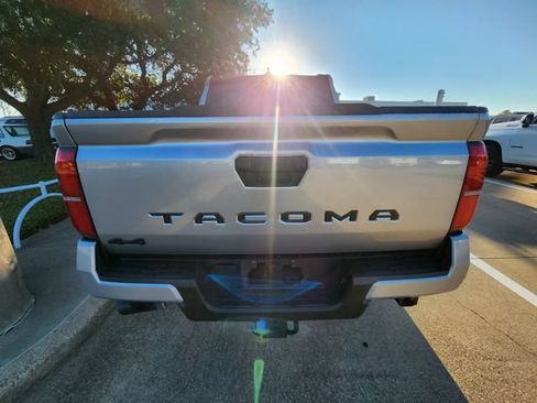 Used 2025 Toyota Tacoma SR5 AWD/4WD image 5