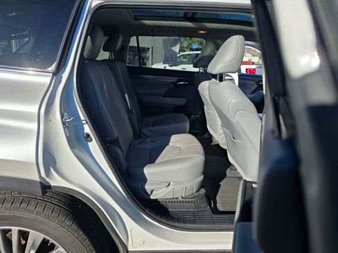 Used 2022 Toyota Highlander Platinum image 23