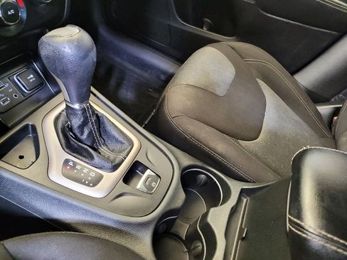 Used 2015 Jeep Cherokee Sport image 26