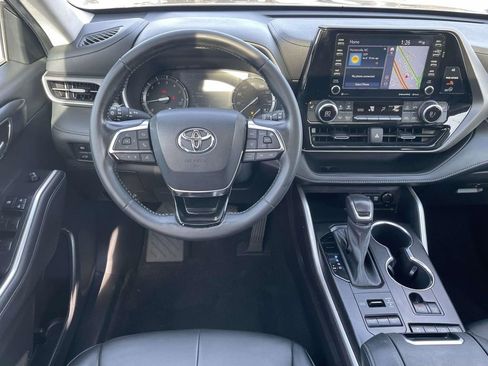 Used 2021 Toyota Highlander XLE image 24