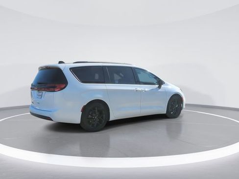 New 2026 Chrysler Pacifica Select w/ S Appearance Package image 8