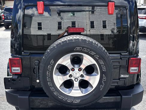 Used 2017 Jeep Wrangler Sahara w/ Connectivity Group AWD/4WD image 29