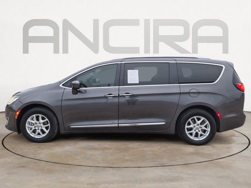 Used 2020 Chrysler Pacifica Touring-L image 7