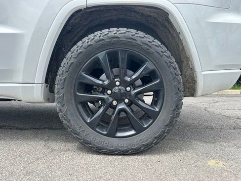 Used 2019 Jeep Grand Cherokee Altitude AWD/4WD image 6
