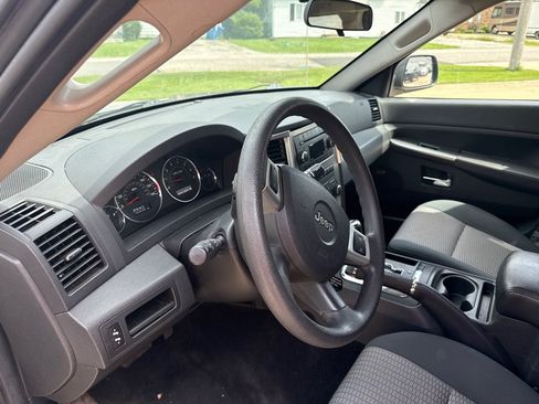 Used 2010 Jeep Grand Cherokee Laredo w/ Popular Equipment Group AWD/4WD image 14