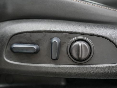 Used 2023 GMC Acadia SLT image 24