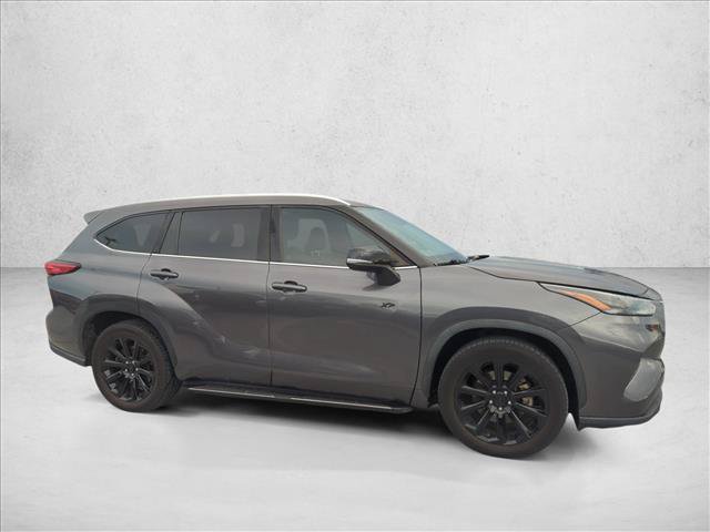 Used 2022 Toyota Highlander XLE FWD image 4