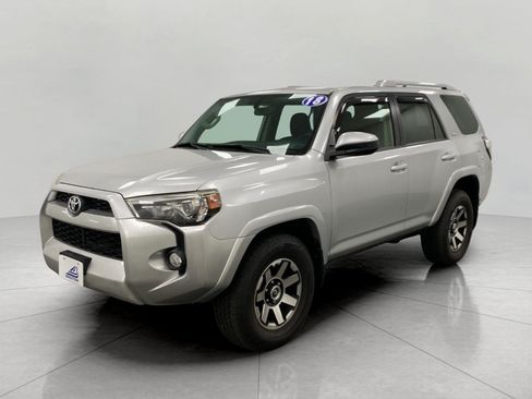 Used 2018 Toyota 4Runner SR5 AWD/4WD image 10
