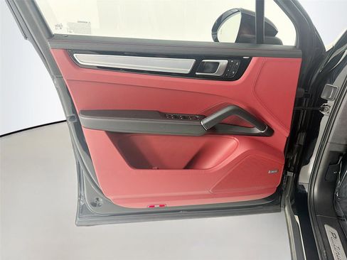 Certified 2022 Porsche Cayenne Platinum Edition image 6
