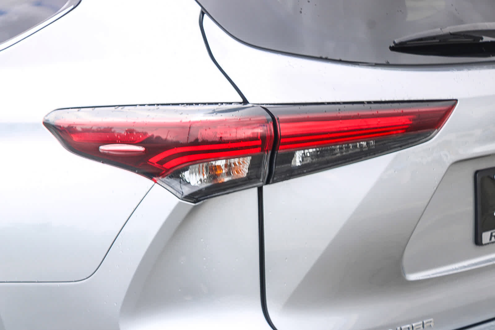 Used 2024 Toyota Highlander LE FWD image 7