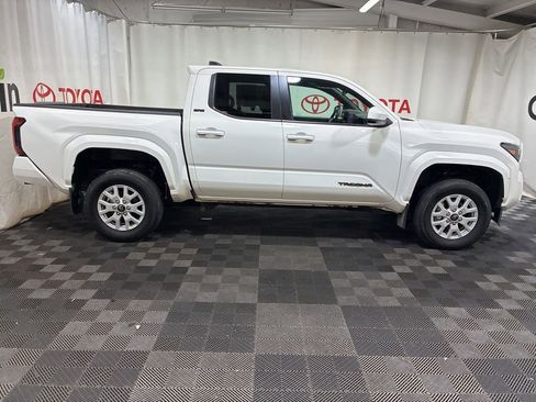 Used 2024 Toyota Tacoma SR5 AWD/4WD image 10